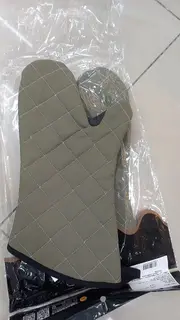 Oval glaves green